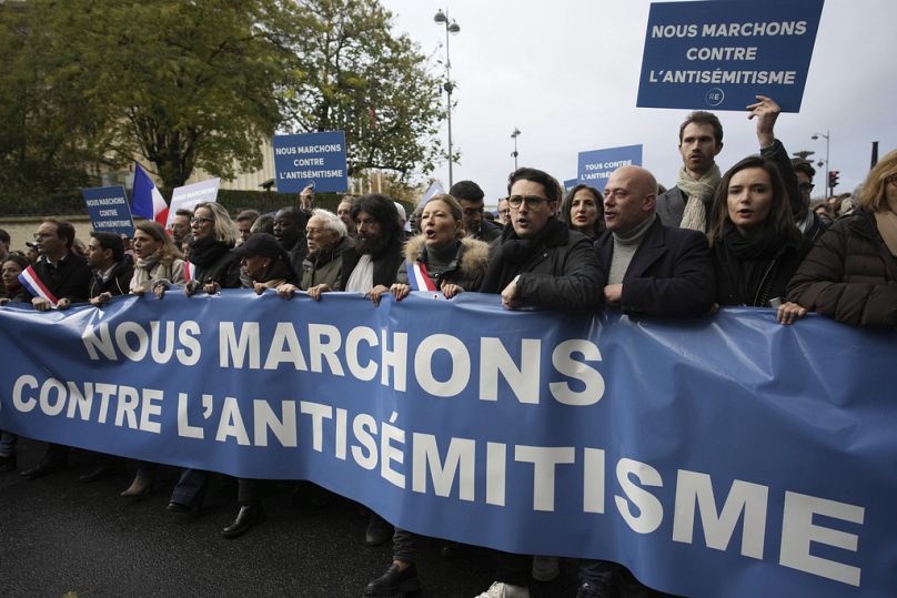 Paris'te düzenlenen antisemitizm karşıtı yürüyüşte, katılımcılar, "Antisemitizme karşı yürüyoruz" dövizi taşıdı
