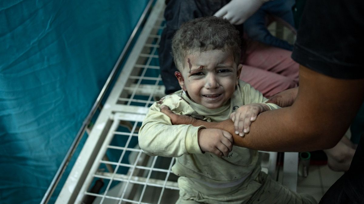 طفل فلسطيني مصاب بعد قصف إسرائيلي على منازل في مدينة خان يونس، جنوب القطاع