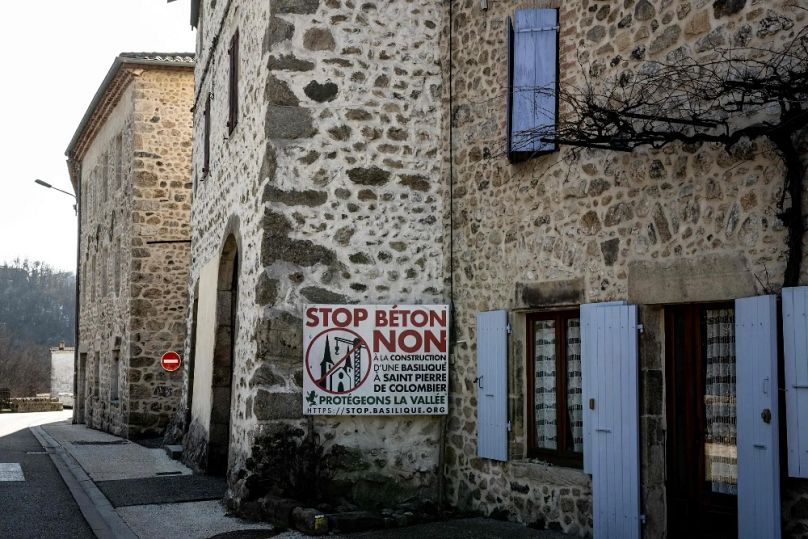 „Nem a betonra!”-üzenet az egyik ház falán