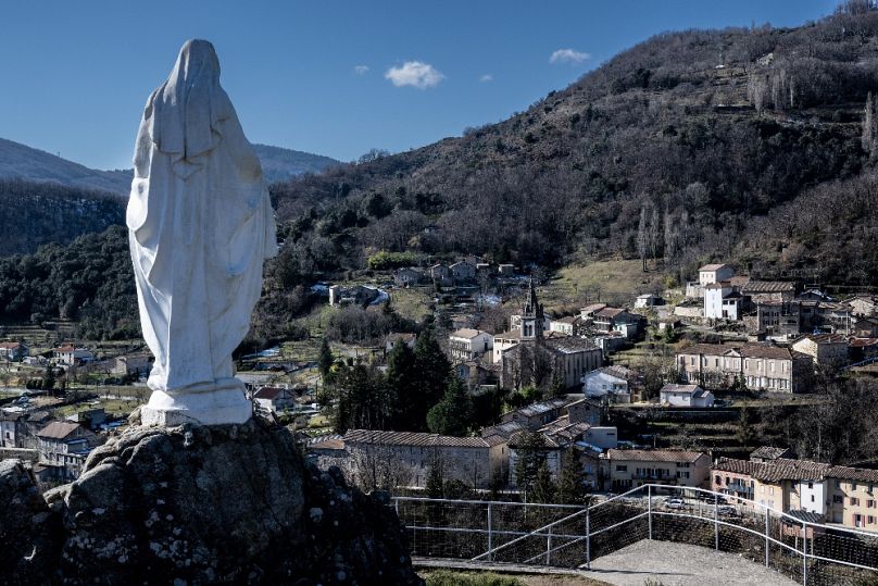 Szűz Mária oltalmazza Saint-Pierre-de-Colombier-t, látkép 2023 februárjából