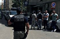 استخبارات الشرطة اللبنانية بعد مداهمة قوات الأمن المكان في منطقة الحمرا ببيروت، لبنان.
