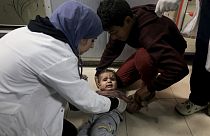Un médecin examine un enfant palestinien de la famille Baraka amené à l'hôpital Nasser de Khan Younès, suite aux frappes aériennes israéliennes, 13/11/2023