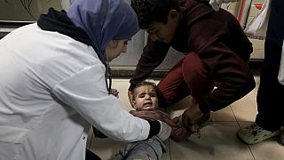 Un médecin examine un enfant palestinien de la famille Baraka amené à l'hôpital Nasser de Khan Younès, suite aux frappes aériennes israéliennes, 13/11/2023