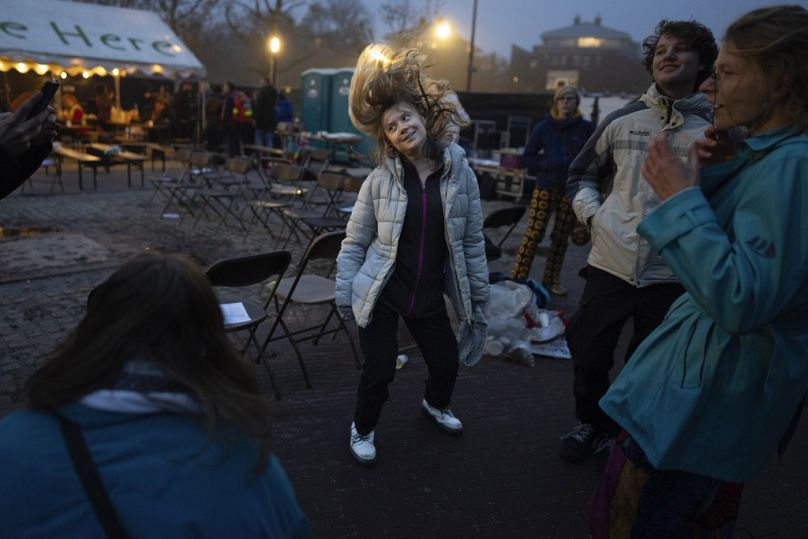 Greta Thunberg iklim protestosunda sahne arkasında dans ederken