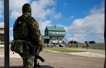 Soldado russo vigia uma zona na cidade ucraniana ocupada de Starobilsk em julho de 2022