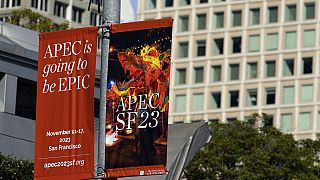 Un cartel de la Cumbre de la APEC da la bienvenida a los visitantes el viernes 10 de noviembre de 2023, en San  Francisco. 