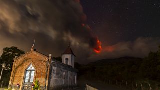 L'eruzione dell'Etna, vista dalla chiesa Magazzeni vicino al villaggio di Sant'Alfio, a nord di Catania, Sicilia