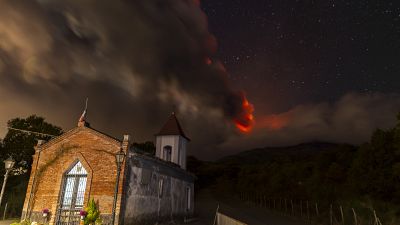L'eruzione dell'Etna, vista dalla chiesa Magazzeni vicino al villaggio di Sant'Alfio, a nord di Catania, Sicilia