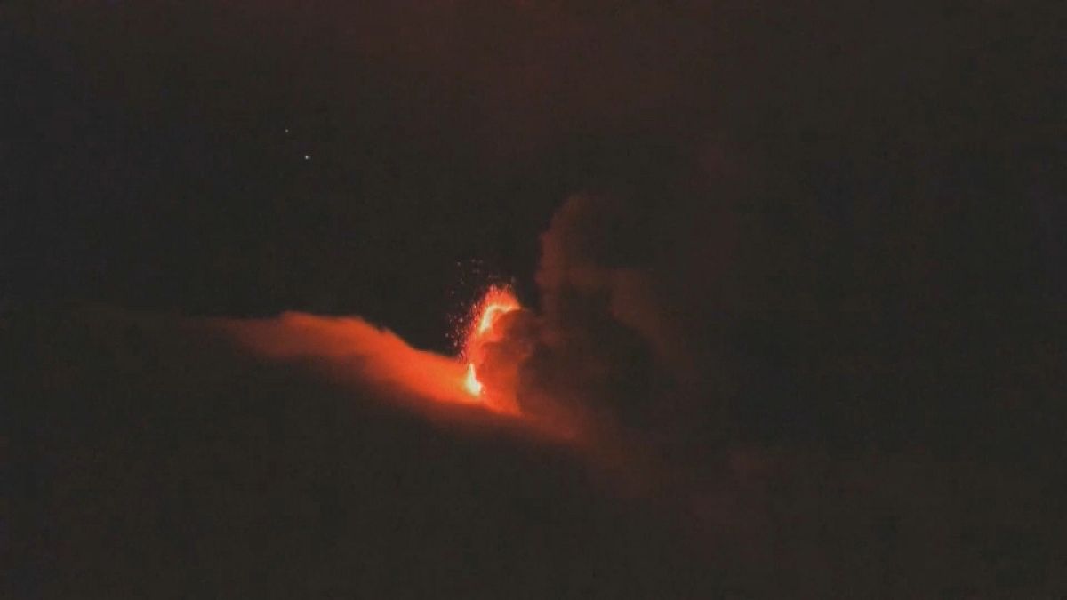 Imagen de una erupción en uno de los cráteres del volcán Etna, en la isla italiana de Sicilia.