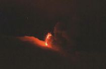 Imagen de una erupción en uno de los cráteres del volcán Etna, en la isla italiana de Sicilia.