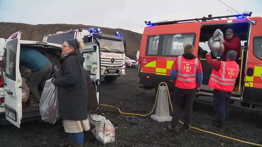 Vulkanwarnung in Island: Evakuierte durften fünf Minuten lang in ihre Häuser zurückkehren, und die Flugwarnung wurde aufgehoben