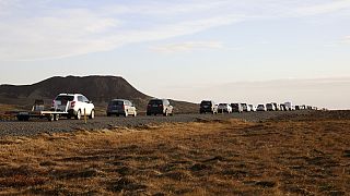 Une file de voitures faisant la queue sur une route menant à la ville de Grindavik, en Islande, le lundi 13 novembre 2023. Les habitants de Grindavik, une ville du sud-ouest d