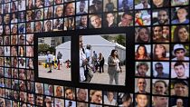 Cartel con fotografías de rehenes secuestrados por militantes de Hamás en Tel Aviv, 12 de noviembre de 2023