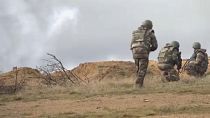 Jeunes recrues, ces soldats n'en sont pas moins âgés de 40 à 50 ans. Toutes les générations sont mobilisées pour assurer la défense du pays