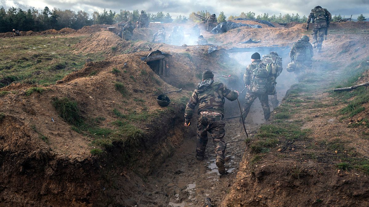 Infantaria ucraniana aprende novas tácticas e a usar armas modernas em França
