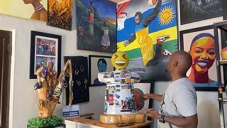 Rwanda : une galerie d'art expose des œuvres de créateurs handicapés