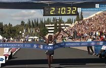 Queniano Felix Kirpchirchir corta a meta com novo recorde na maratona de Atenas