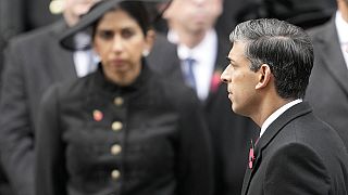 Премьер-министр Велкобритании Риши Сунак и отправленная в отставку глава МВД (на заднем плане)