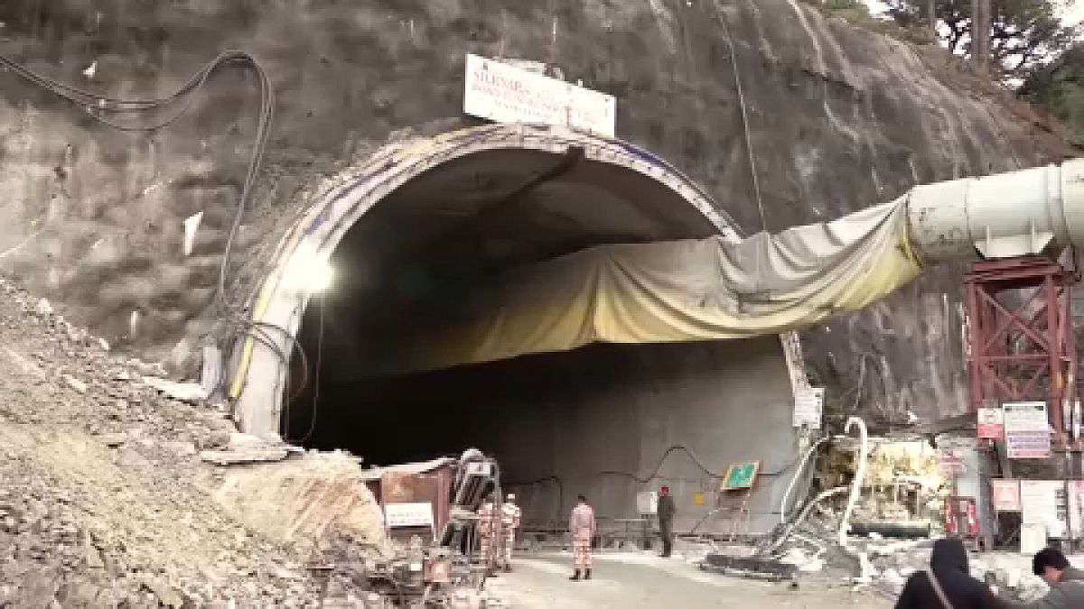 Imagen de un túnel en construcción en la India, en el que se ha producido el derrumbe de uno de sus tramos en el que han quedado atrapados cuarenta trabajadores.