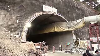 Обрушившийся из-за схода оползня туннель на севере Индии