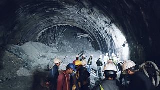 Esta fotografia, fornecida pela Força de Resposta a Catástrofes do Estado de Uttarakhand, mostra as equipas de salvamento no interior do túnel, este domingo.