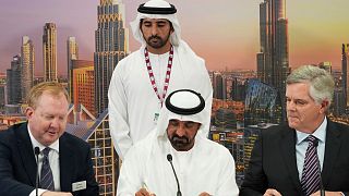 نائب الرئيس ستان ديل والرئيس التنفيذي والشيخ أحمد بن سعيد آل مكتوم والرئيس التنفيذي لشركة جنرال إلكتريك لورانس كولب جونيور يوقعون صفقة بقيمة 52 في دبي. نونبر 2023