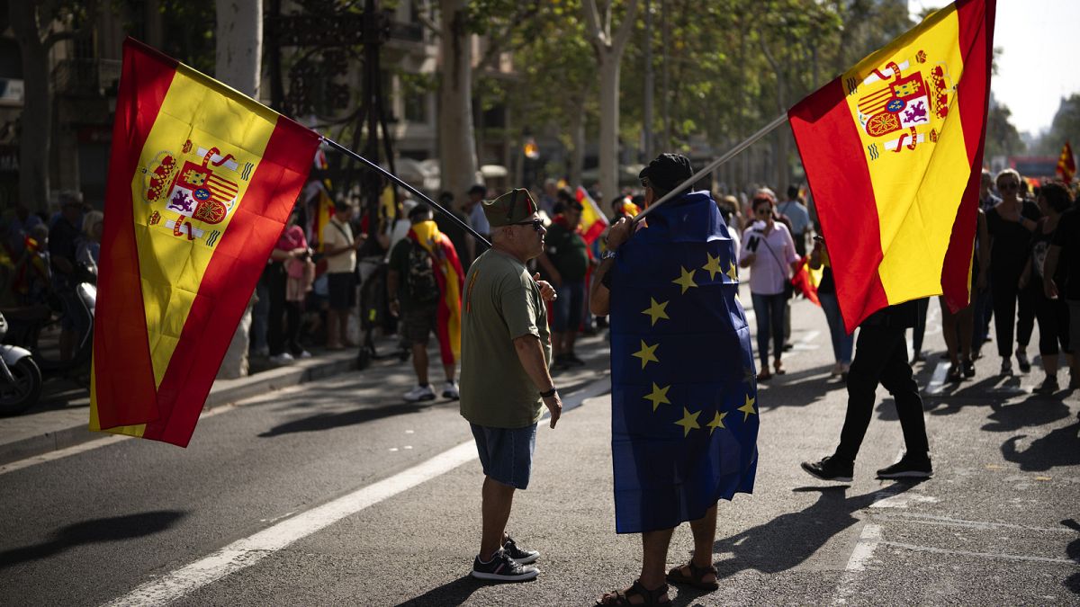 Göstericiler, 8 Ekim 2023 Pazar günü İspanya'nın Barselona kentinde Sociedad Civil Catalana tarafından düzenlenen protestoya katılmadan önce İspanyol bayrakları dalgalandırdı