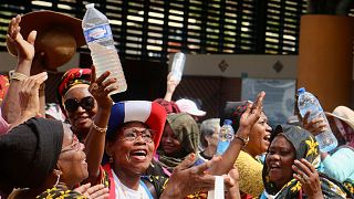  Демонстрантите се събират, с цел да стачкуват против водната рецесия в Мамудзу, на френската територия на Индийския океан Майот, 27 септември 2023 година 