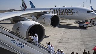 Imagen de varios aviones de la compañía Emirates en el aeropuerto, antes de realizar un vuelo. 