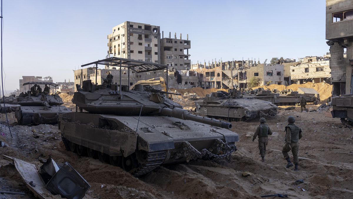 قوات إسرائيلية قرب مبان مدمرة في غزة. 2023/11/08