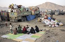 Çok sayıda Afgan sınır dışı edilmekten kaçınmak için gönüllü olarak evlerine dönmeyi tercih etti
