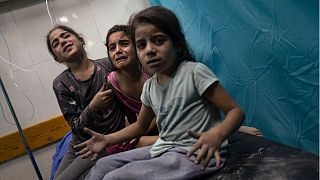 أطفال فلسطينيون جرحى القصف الإسرائيلي على قطاع غزة لتلقي العلاج في مستشفى بخانيونس، الثلاثاء 17 أكتوبر 2023