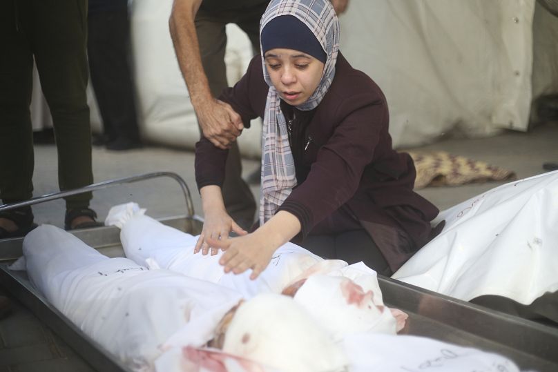 امرأة فلسطينية تنعي أطفالاً قتلوا في القصف الإسرائيلي على قطاع غزة في رفح يوم السبت 21 أكتوبر 2023.