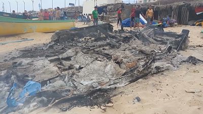 قارب يحترق بعج قصف إسرائيلي على شاطئ النصيرات وسط قطاع غزة. 13 نونبر 2023