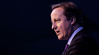 L'ancien Premier ministre britannique et nouveau ministre des Affaires étrangères David Cameron marche devant le 10 Downing Street à Londres, le 13 novembre 2023.