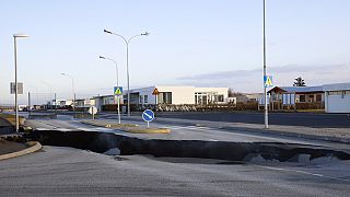 Пар поднимается из трещины на дороге вблизи посёлка Гриндавик (Исландия), ноября 2023 года.
