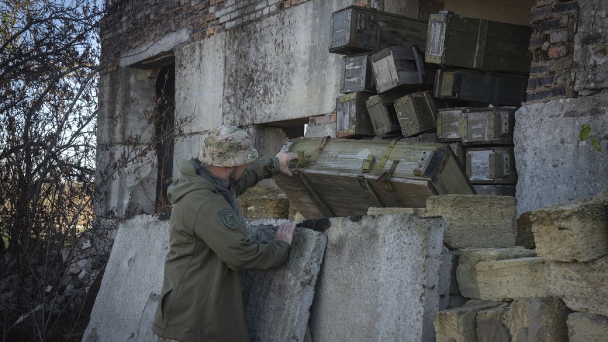Un sapeur examine les munitions laissées par les troupes russes dans le village de Kiseliovka près de Kherson, en Ukraine, le vendredi 10 novembre 2023.
