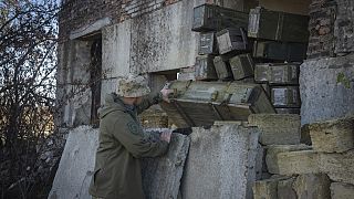 Ukrainischer Soldat untersucht von russischen Truppen zurückgelassene Munition im Dorf Kiseliovka nahe Chersons (10. November 2023)