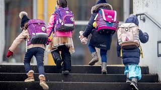 أطفال يصلون إلى مدرسة في فرانكفورت. 2021/02/16