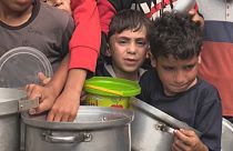 Kinder mit Kochtöpfen vor der Suppenküche in Rafah in Gaza: Sie müssen stundenlang anstehen
