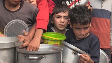Kinder mit Kochtöpfen vor der Suppenküche in Rafah in Gaza: Sie müssen stundenlang anstehen