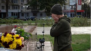 جندية تبكي وهي تضع الزهور لإحياء ذكرى القتلى في الحرب في مدينة خيرسون أوكرانيا، السبت 11 نوفمبر 2023