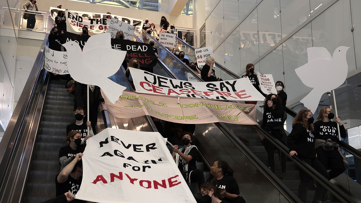 نشطاء ومحتجون يعتصمون على الأدراج المؤدية إلى القنصلية الإسرائيلية في شيكاغو