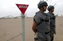 Des soldats chiliens montent la garde devant un champ de mines près de la frontière péruvienne, à Arica, au Chili, 3 août 2004.