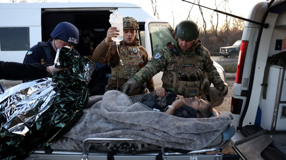 Un soldado ucraniano herido es atendido por sus compañeros