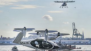 El Volocopter 2X, un avión eléctrico de despegue y aterrizaje vertical, vuela por encima del avión Joby eVTOL, en un vuelo de prueba, el 13 de noviembre de 2023, en Nueva York
