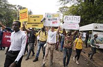 A műanyagszennyezés ellen tüntetők Kenyában - képünk illusztráció