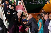  الرئيس البرازيلي لويس إيناسيو لولا دا سيلفا، يستقبل مواطنين برازيليين كانوا في غزة إلى القاعدة الجوية في برازيليا، البرازيل.