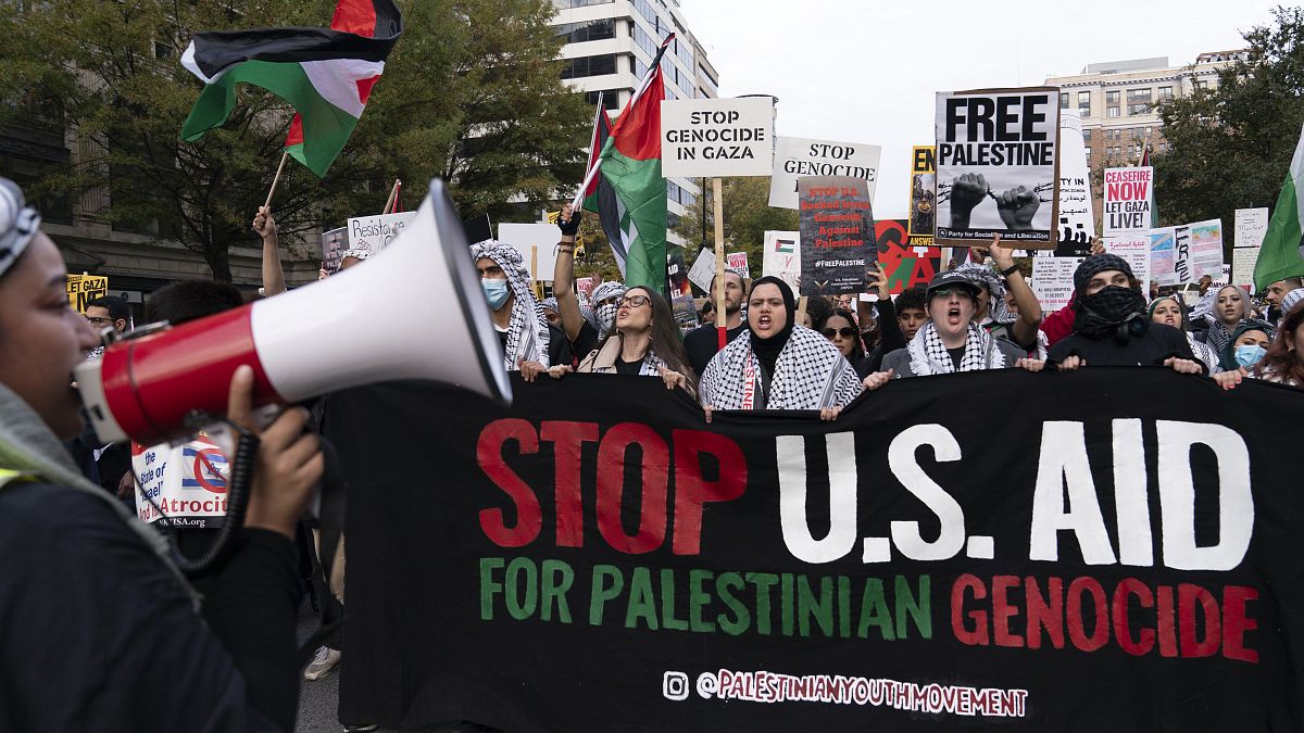 مظاهرة مؤيدة للفلسطينيين تطالب بوقف إطلاق النار في غزة في واشنطن.