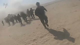 صورة مأخوذة من مقطع فيديو للجنود الإسرائيليين أثناء صعودهم المروحية